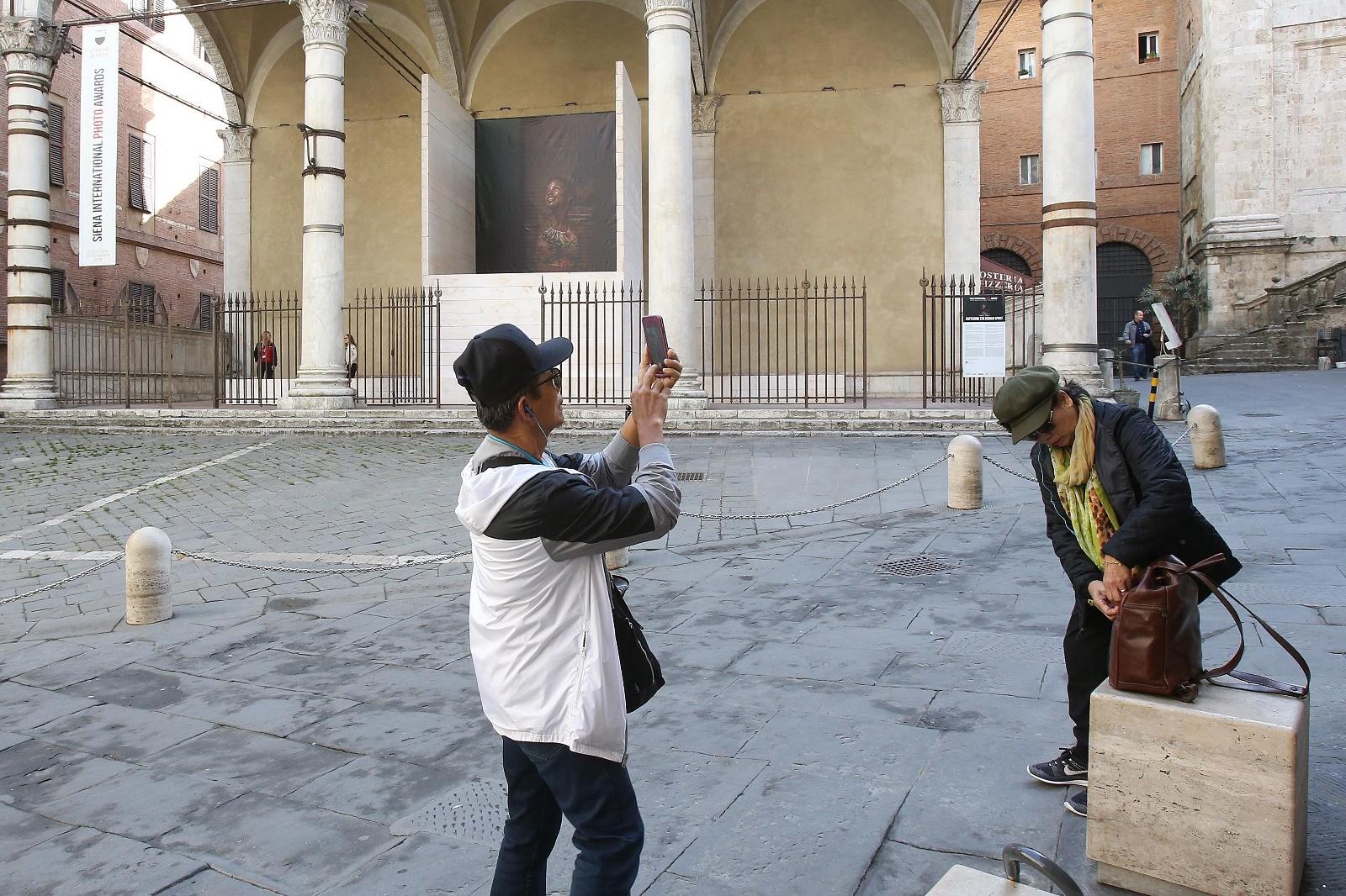 "Capturing the Human Spirit": Solo Exhibition of Tariq Zaidi at the Le Logge del Papa